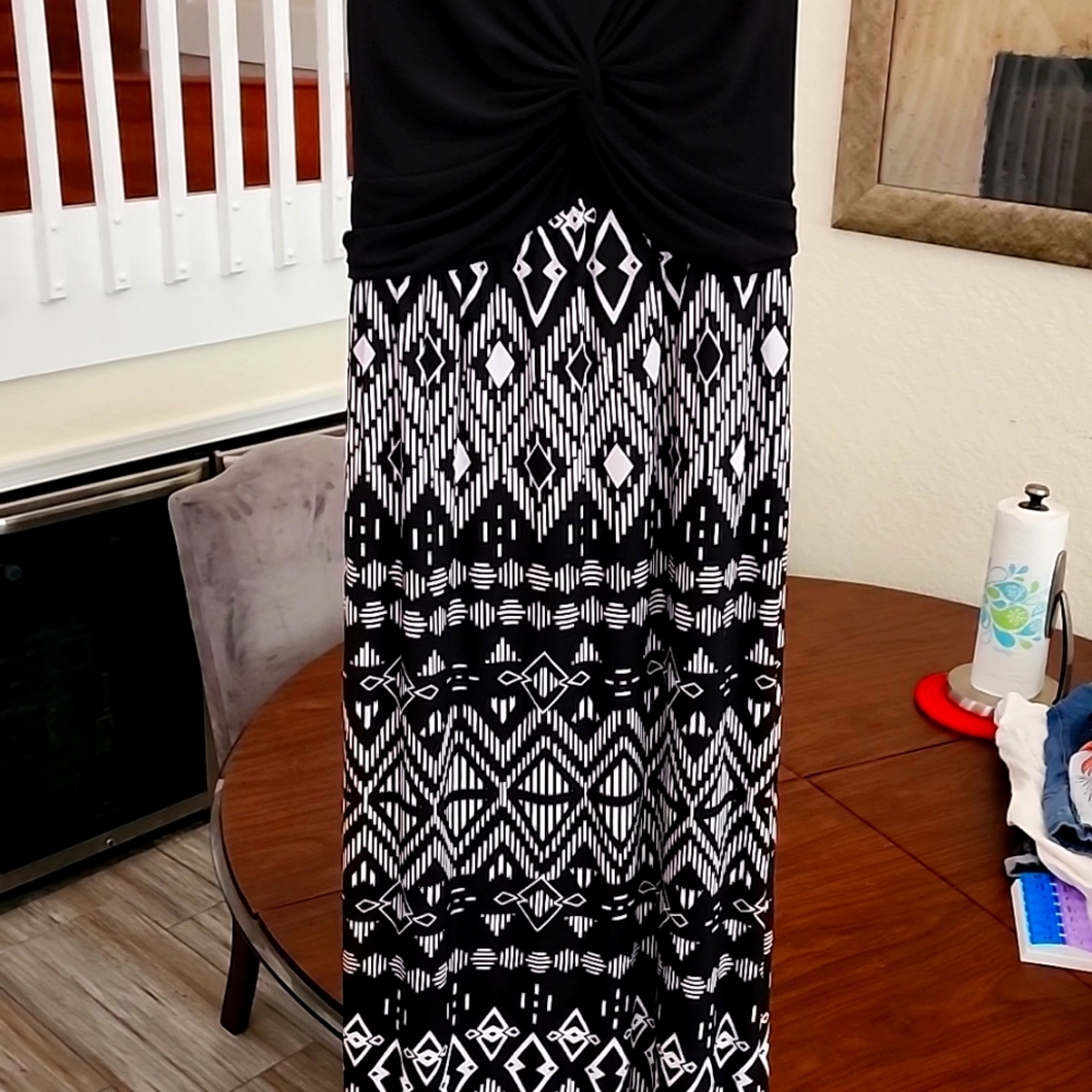 Sleeveless Polyester Spandex summer dress Blk & White. Tie back, size 14/16